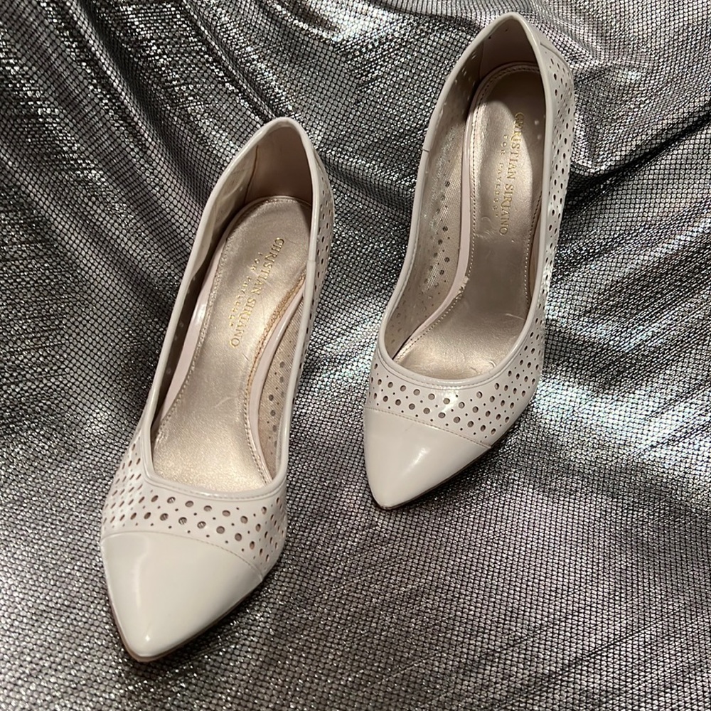 Woman’s Christian Siriano White High Heeled Shoes size 8 1/2 nice dress shoes👠